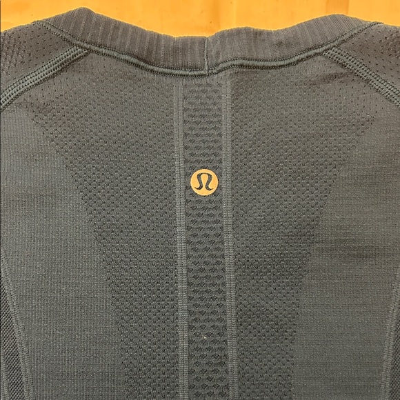 Lululemon Blue Short Sleeve top. Size 6 - Picture 4 of 4